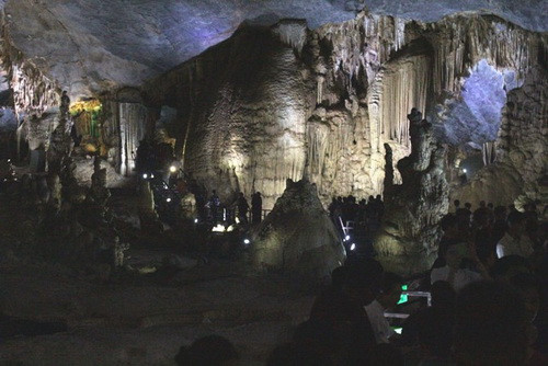 Mặc dù giá vé vào tham quan động Thiên Đường tăng nhưng rất đông du khách chấp nhận giá vé mới này