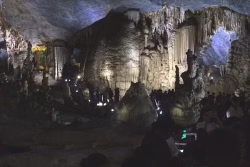 Mặc dù giá vé vào tham quan động Thiên Đường tăng nhưng rất đông du khách chấp nhận giá vé mới này