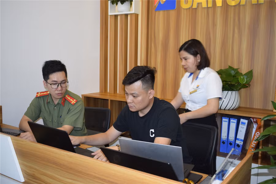 Lực lượng Công an làm việc với các đối tượng liên quan.