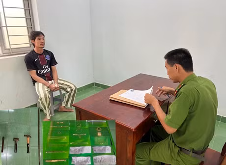 Trần Văn Được cùng tang vật của vụ án.