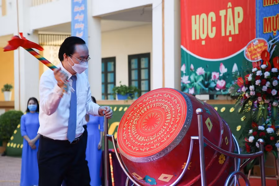 Bộ trưởng Bộ GD&ĐT Phùng Xuân Nhạ gióng hồi trống khai giảng năm học mới.