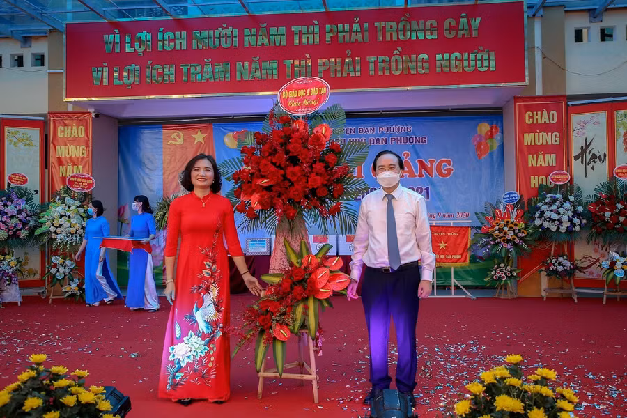 Bộ trưởng tặng hoa chúc mừng ngày khai giảng