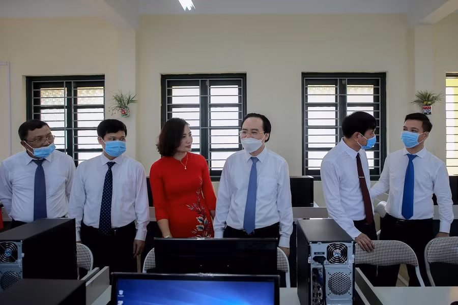 Bộ GD&amp;ĐT trao tặng Trường tiểu học Đan Phượng phòng máy vi tính