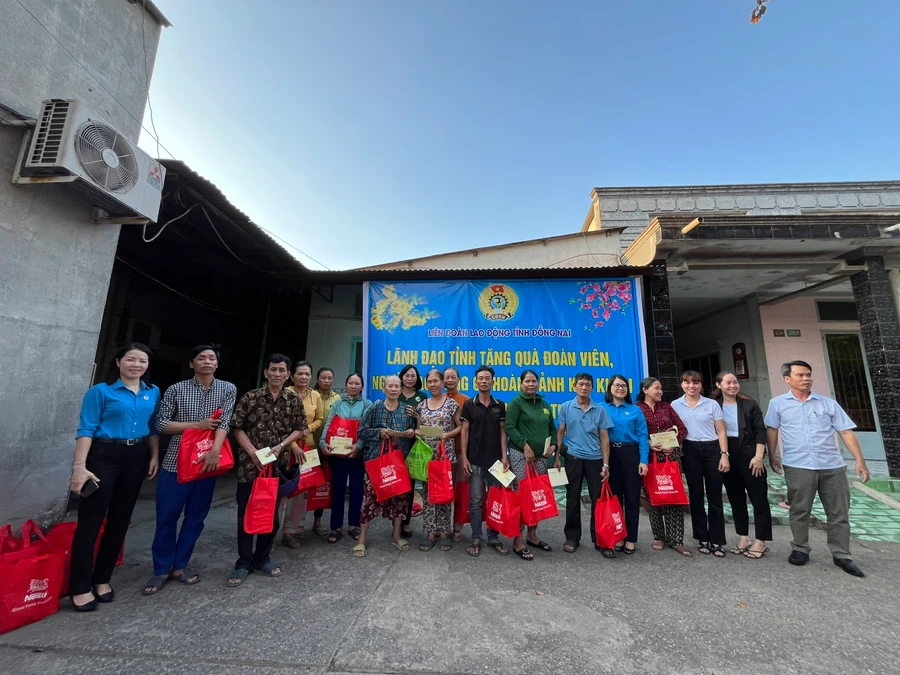 Tặng 400 phần quà Tết cho các công đoàn viên, công nhân có hoàn cảnh khó khăn tại Đồng Nai.