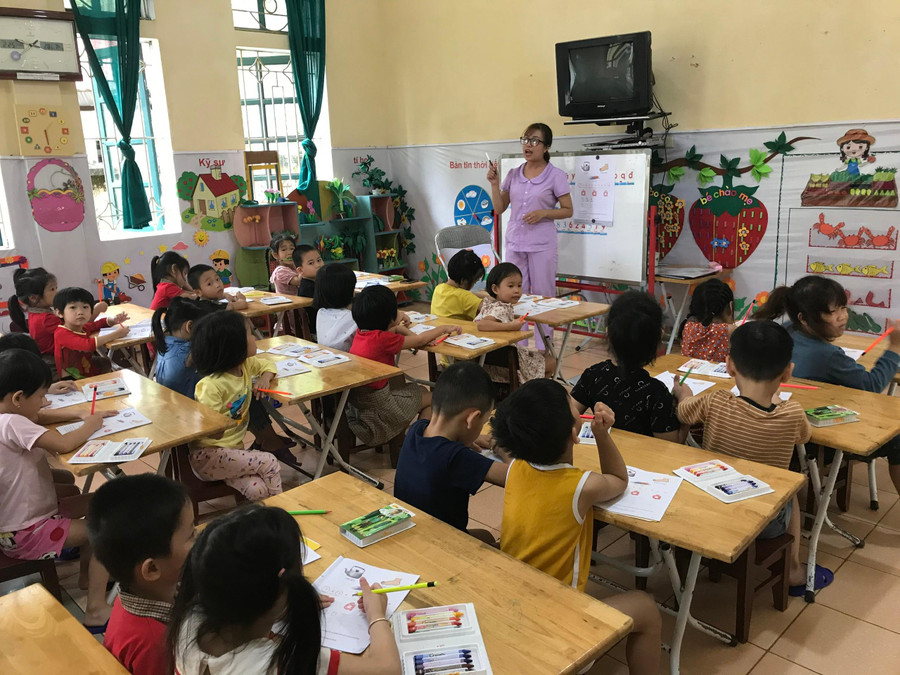 Nâng cao chất lượng nuôi dạy trẻ trong các cơ sở GDMN, cần giúp trẻ làm quen với tiếng Anh.