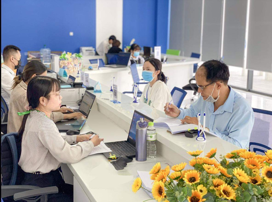 Thí sinh nộp hồ sơ xét tuyển vào Trường ĐH Văn Hiến.