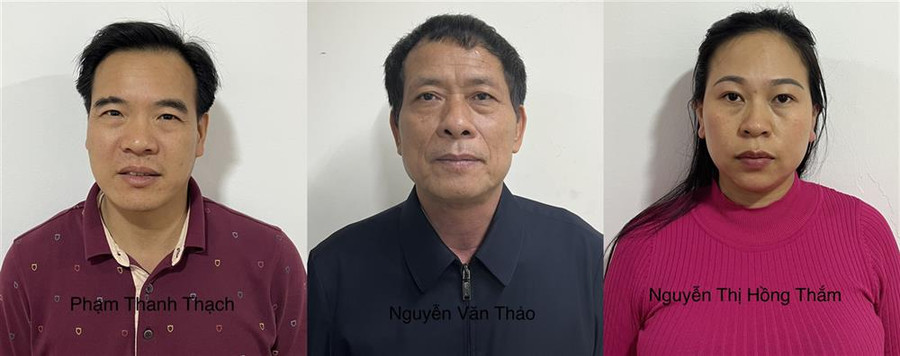 Các bị can Phạm Thanh Thạch, Nguyễn Văn Thảo, Nguyễn Thị Hồng Thắm (từ trái sang phải). Các bị can Phạm Thanh Thạch, Nguyễn Văn Thảo, Nguyễn Thị Hồng Thắm (từ trái sang phải).