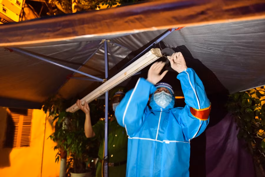 Nhiều quận tại Hà Nội dỡ bỏ rào cách ly trong đêm ảnh 16