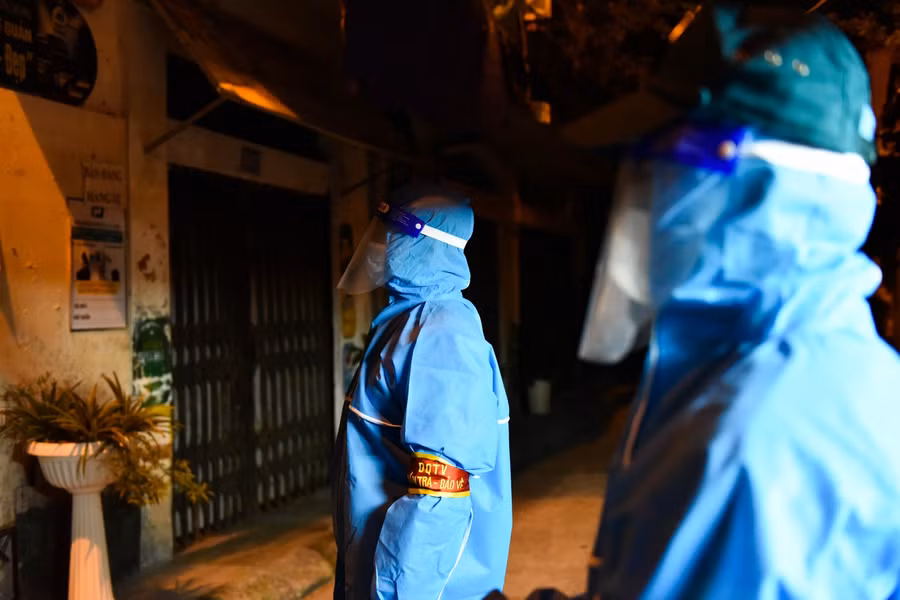 Tại 2 ngõ trong phố Vọng Hà, lực lượng chức năng vẫn túc trực trước khi có lệnh dỡ rào.