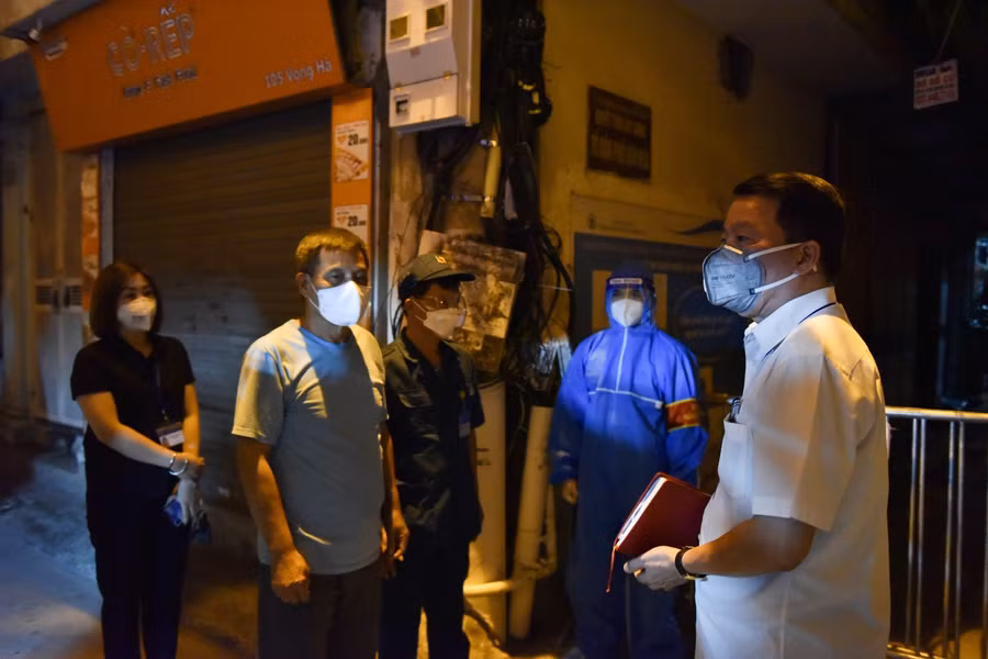 Nhiều quận tại Hà Nội dỡ bỏ rào cách ly trong đêm ảnh 10