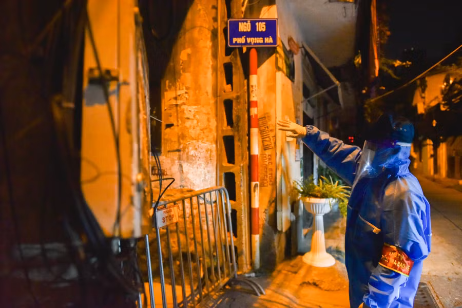 Người dân được nhắc nhở vào trong nhà khi gần đến thời gian dỡ rào theo quyết định.