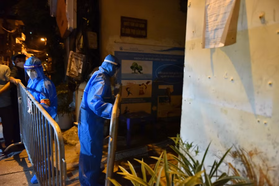 Đúng 0h ngày 12/9 hàng rào cách ly tại ngõ 105 và 117 Vọng Hà được dỡ bỏ.