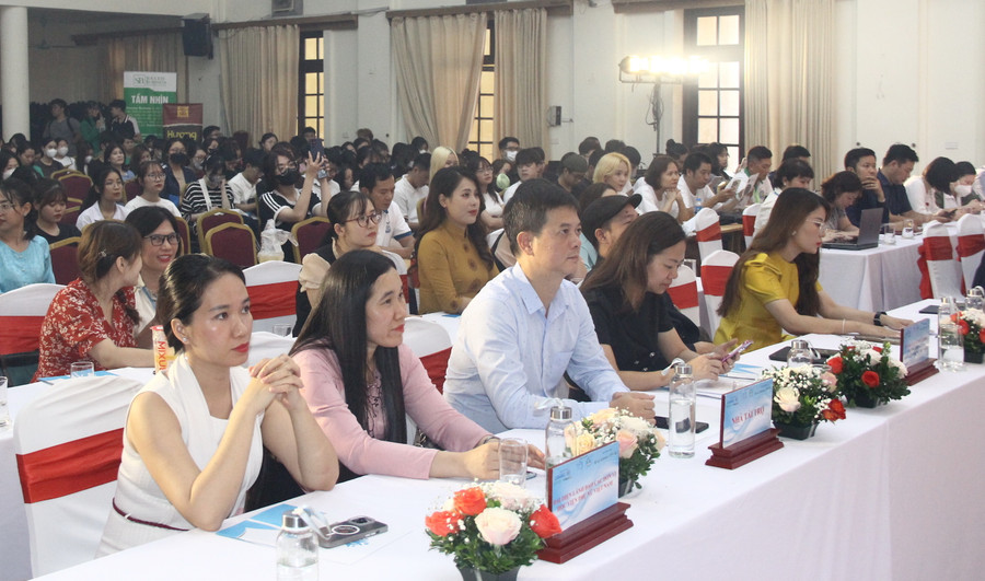 Đại diện các doanh nghiệp, học viện, trường đại học, cao đẳng và sinh viên tham dự Lễ khai mạc vòng chung kết toàn quốc Cuộc thi Genesis. Đại diện các doanh nghiệp, học viện, trường đại học, cao đẳng và sinh viên tham dự Lễ khai mạc vòng chung kết toàn quốc Cuộc thi Genesis.