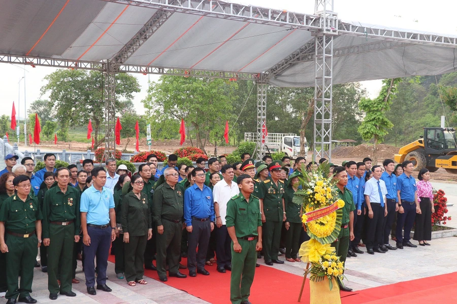 Đại biểu và đông đảo đoàn viên, thanh niên đã dâng hương, hoa tại Tượng đài Thanh niên xung phong chống Mỹ (thị trấn Phong Nha, huyện Bố Trạch, tỉnh Quảng Bình).