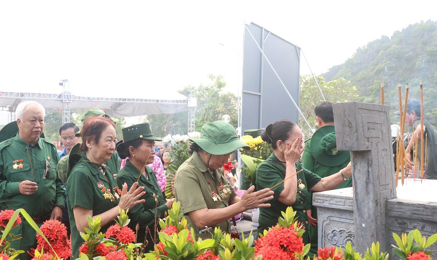 Các cựu chiến binh và cựu thanh niên xung phong nghẹn ngào, xúc động khi nhớ về tuyến đường Trường Sơn năm ấy.