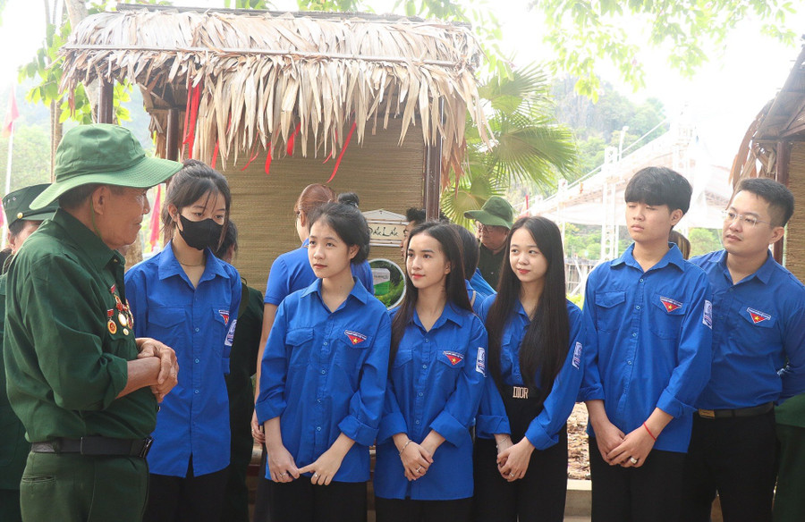 Các đoàn viên, thanh niên có cái nhìn chân thực nhất về “tuyến lửa” Trường Sơn qua 200 tư liệu gốc.