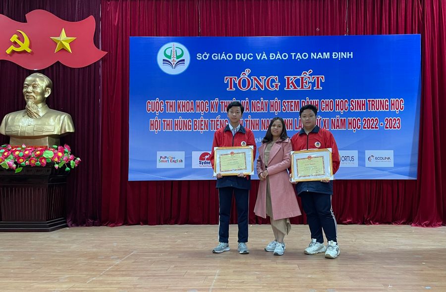 Cô giáo Trần Thị Hương và các em học sinh trong ngày lễ tổng kết trao giải thưởng.