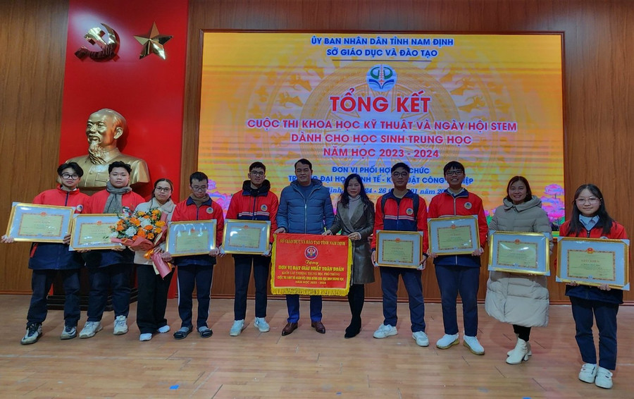 Cô Hương cùng đồng nghiệp và học sinh tại cuộc thi Khoa học kỹ thuật dành cho học sinh Nam Định năm học 2023 - 2024.