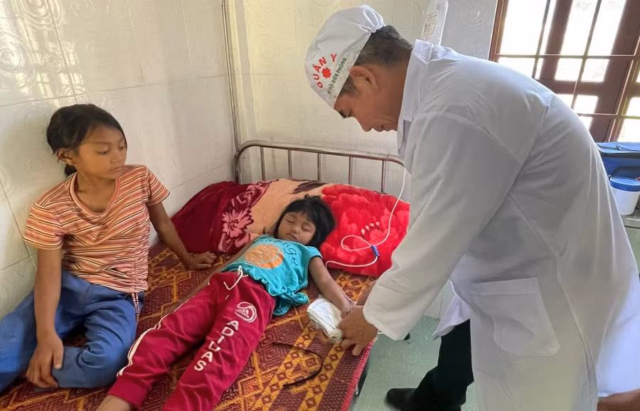 Cán bộ tại trạm quân y cấp cứu và truyền dịch cho trẻ. (Ảnh: HT).