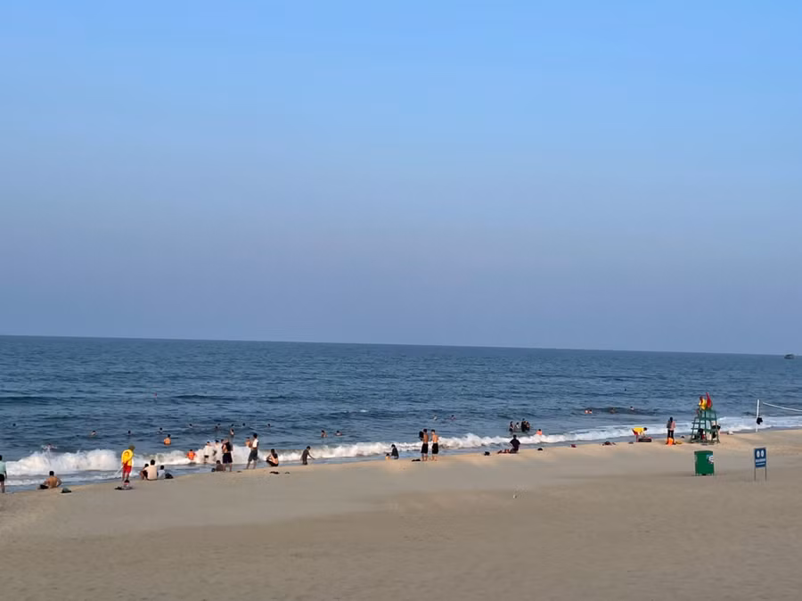 Nam học sinh bị sóng cuốn tử vong khi đi tắm biển cùng bạn.