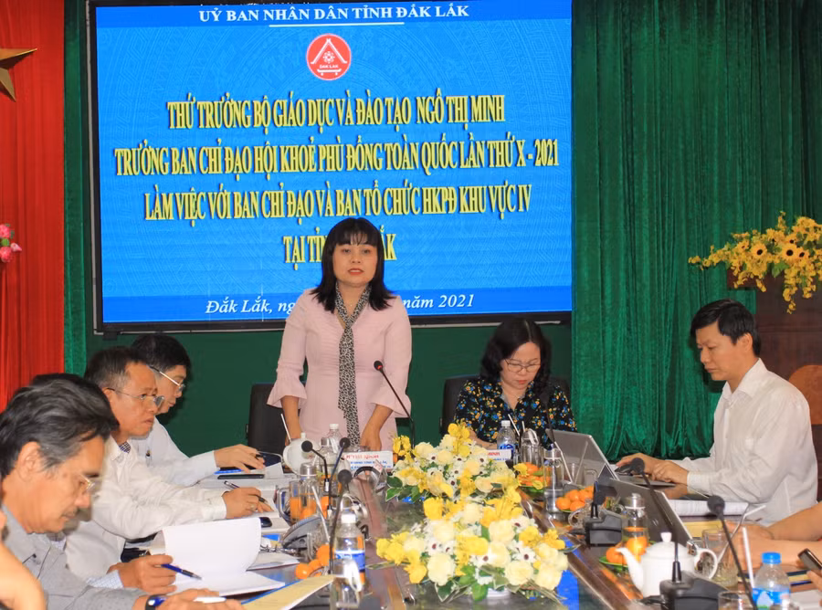 Bà H’ Yim Kđoh, Phó Chủ tịch UBND tỉnh, Trưởng Ban Chỉ đạo HKPĐ Khu vực IV báo cáo với Thứ trưởng và đoàn công tác của Bộ GD&ĐT về công tác chuẩn bị tổ chức Hội khỏe Phù Đổng.