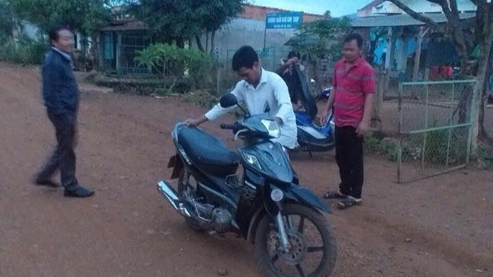 Giáo viên phối hợp cùng Ban đại diện cha mẹ học sinh trên hành trình vận động học sinh ra lớp. Giáo viên phối hợp cùng Ban đại diện cha mẹ học sinh trên hành trình vận động học sinh ra lớp.