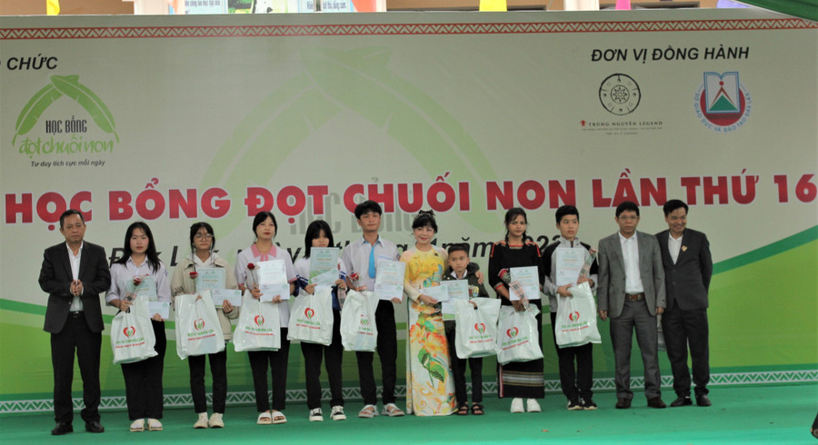 Ban tổ chức trao học bổng, quà cho các em học sinh của tỉnh Đắk Lắk vượt khó học giỏi. Ban tổ chức trao học bổng, quà cho các em học sinh của tỉnh Đắk Lắk vượt khó học giỏi.