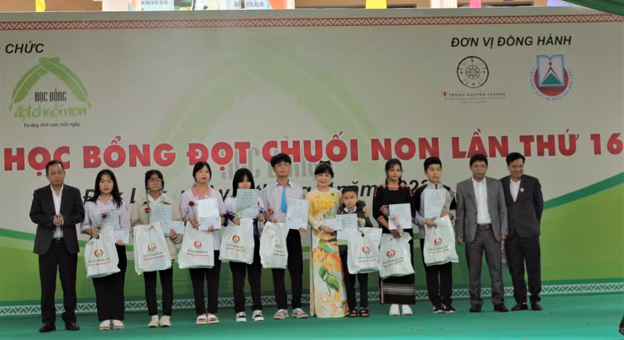 Ban tổ chức trao học bổng, quà cho các em học sinh của tỉnh Đắk Lắk vượt khó học giỏi.