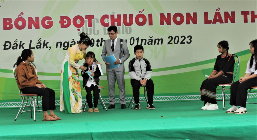 Bà Hoàng Thiên Nga trò chuyện với em Bảo Thy (em bị khối u mỡ làm lệch khuôn mặt). Bà Hoàng Thiên Nga trò chuyện với em Bảo Thy (em bị khối u mỡ làm lệch khuôn mặt).