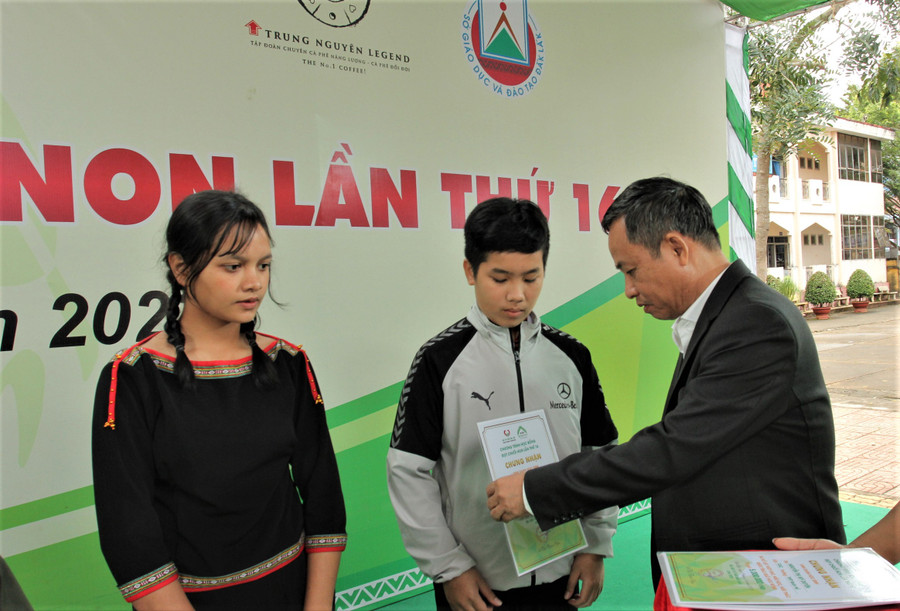 TS. Đỗ Tường Hiệp trao Giấy chứng nhận học bổng vượt khó cho các học sinh. TS. Đỗ Tường Hiệp trao Giấy chứng nhận học bổng vượt khó cho các học sinh.