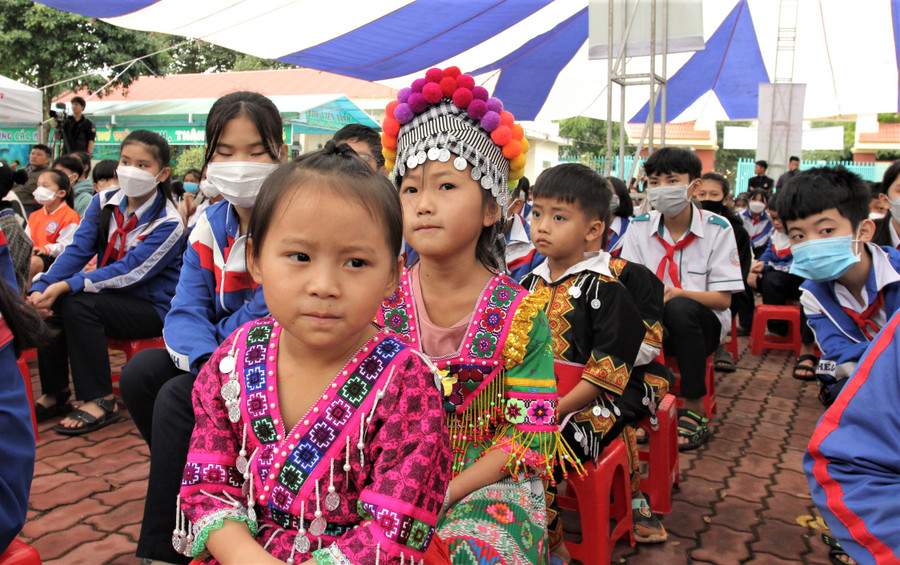 Học sinh có hoàn cảnh khó khăn đón nhận học bổng "Đọt chuối non".