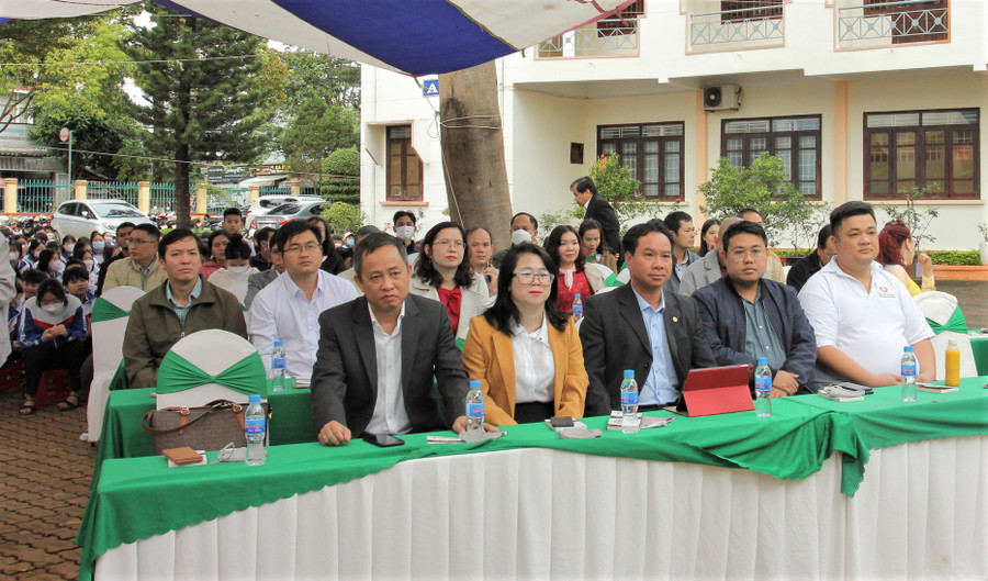 Các đại biểu tham dự buổi lễ. Các đại biểu tham dự buổi lễ.