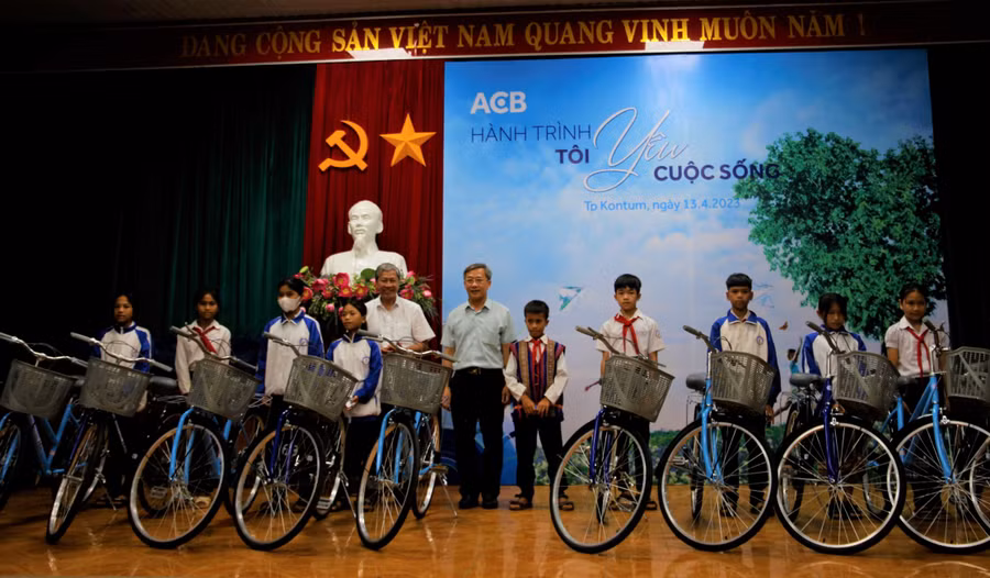 50 xe đạp được trao cho 50 học sinh vượt khó vươn lên trong học tập.