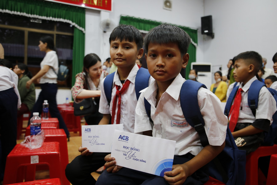 Học sinh hạnh phúc khi được nhận học bổng.