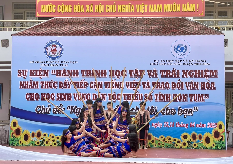 Học sinh đưa văn hoá truyền thống đến với sự kiện “Hành trình Học tập và trải nghiệm nhằm thúc đẩy tiếp cận tiếng Việt và trao đổi văn hóa cho học sinh vùng dân tộc thiểu số tỉnh Kon Tum”.