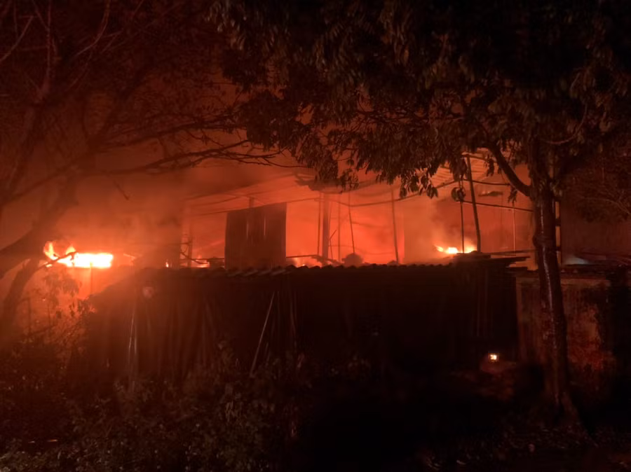 Hà Nội: Cháy lớn xưởng chế biến đồ gỗ lúc rạng sáng ảnh 1