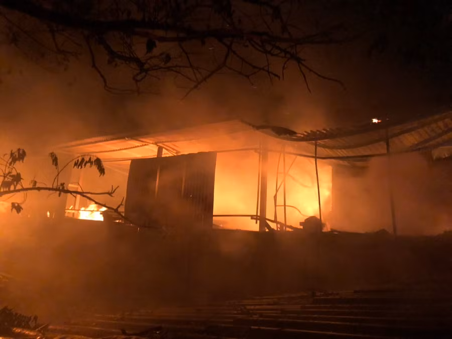 Đám cháy đã làm biến dạng hoàn toàn kết cấu của xưởng.