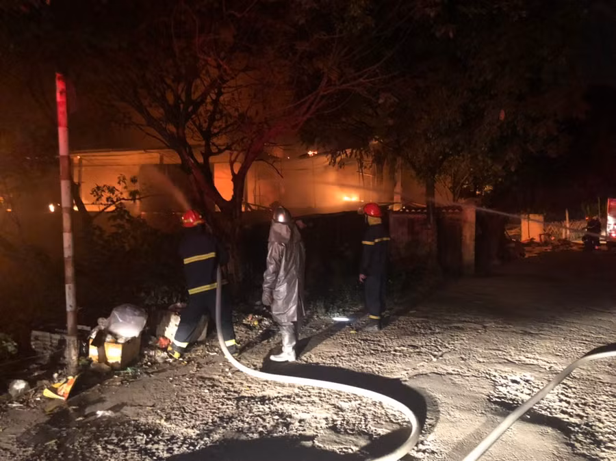 Xưởng chế biến gỗ nằm tách biệt khỏi khu dân cư nên không gây cháy lan.