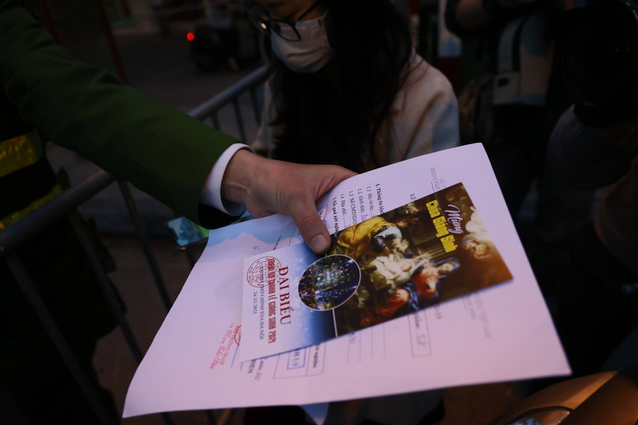 Hình ảnh đêm Noel “đặc biệt” tại Hà Nội ảnh 4