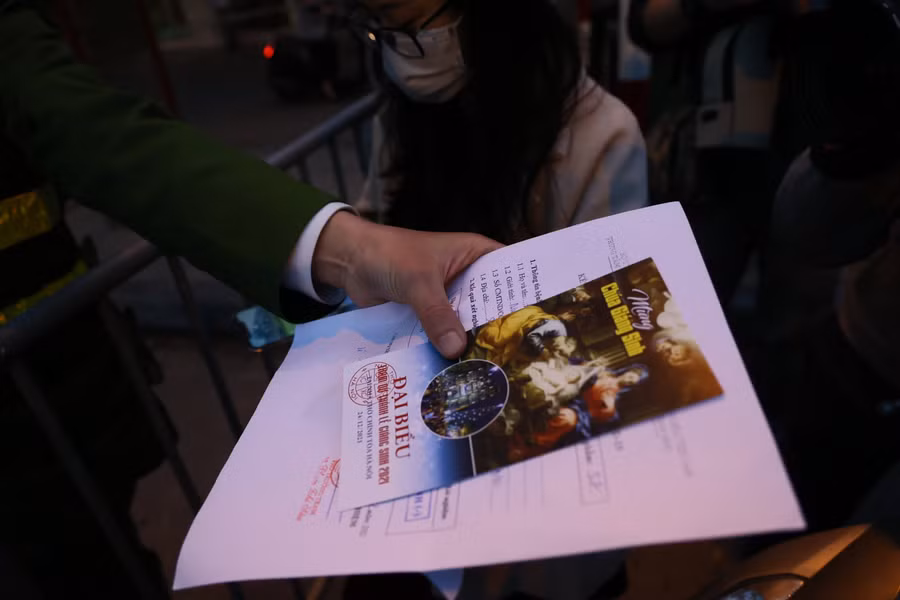 Hình ảnh đêm Noel “đặc biệt” tại Hà Nội ảnh 4