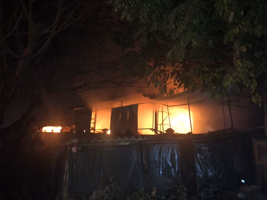 Hà Nội: Cháy lớn xưởng chế biến đồ gỗ lúc rạng sáng ảnh 3