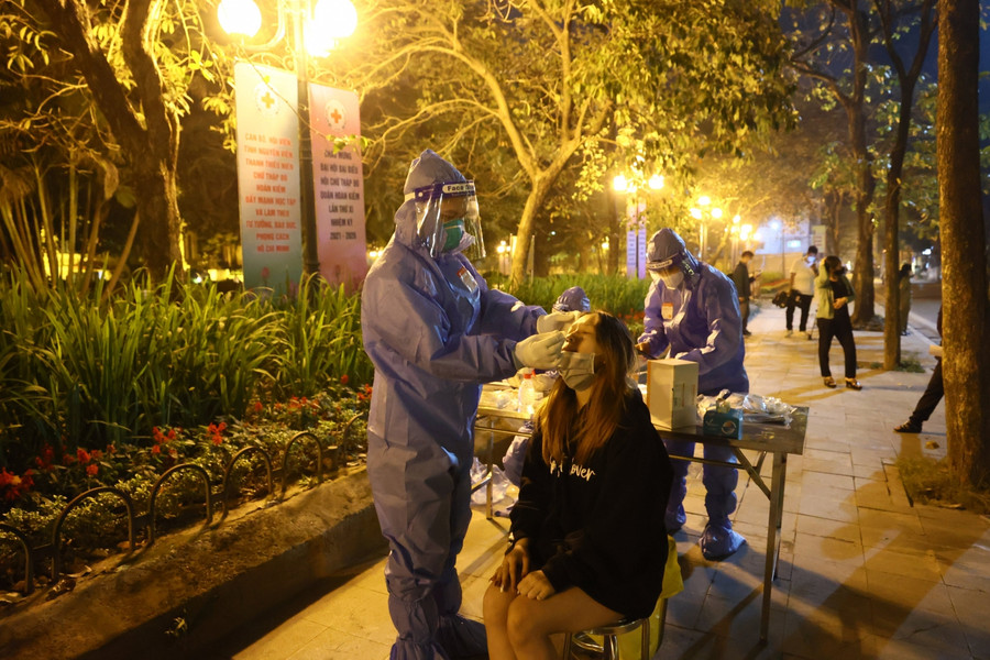 Điểm test nhanh Covid-19 được đặt tại nhiều địa điểm.