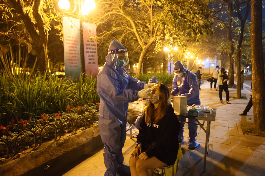 Điểm test nhanh Covid-19 được đặt tại nhiều địa điểm.