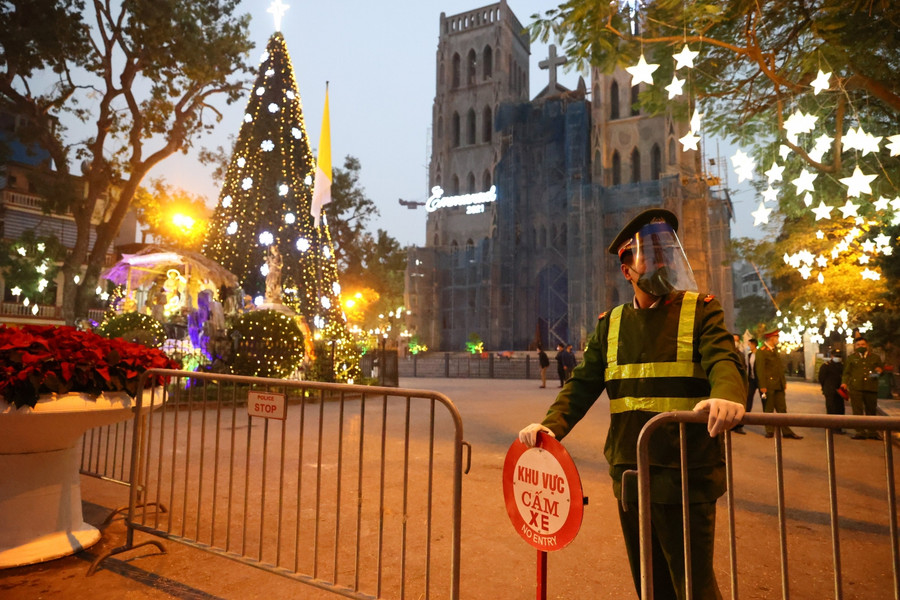 Theo đúng kế hoạch, 18h lực lượng an ninh đã bắt đầu tiến hành lập chốt, hàng rào để hạn chế người vào trong khu vực Nhà thờ Lớn Hà Nội.