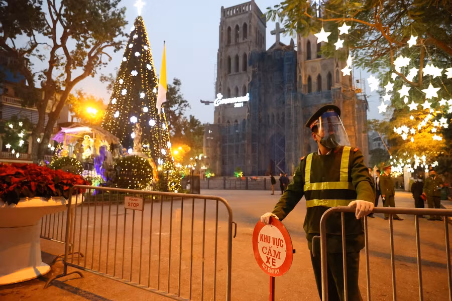 Theo đúng kế hoạch, 18h lực lượng an ninh đã bắt đầu tiến hành lập chốt, hàng rào để hạn chế người vào trong khu vực Nhà thờ Lớn Hà Nội.