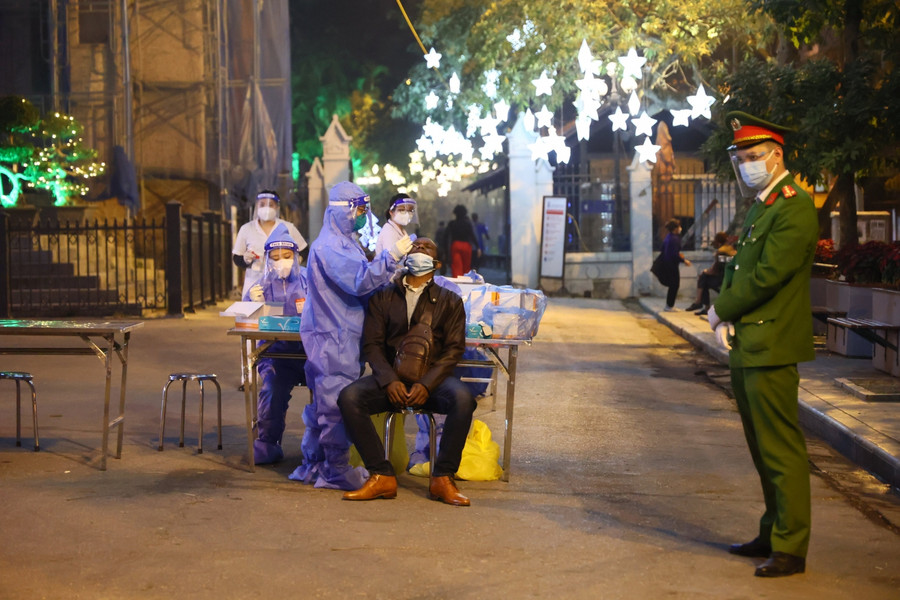 Nhằm đảm bảo công tác phòng chống dịch bệnh Covid-19, những người tham gia vào lễ trong nhà thờ đều được test nhanh Covid-19 trước khi vào.