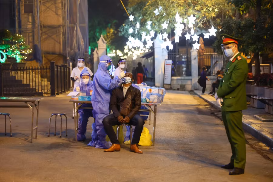 Nhằm đảm bảo công tác phòng chống dịch bệnh Covid-19, những người tham gia vào lễ trong nhà thờ đều được test nhanh Covid-19 trước khi vào.