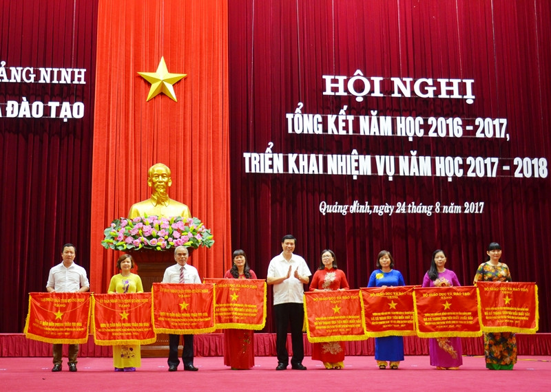 Trao Cờ thi đua của Bộ GD&ĐT và UBND tỉnh cho các tập thể, cá nhân có thành tích xuất sắc.