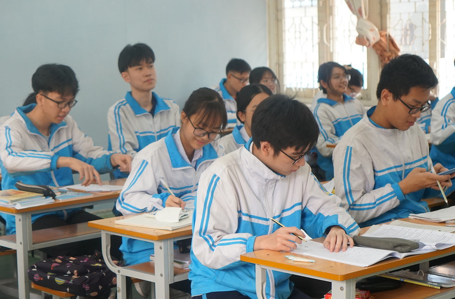 Giờ học kết hợp với ôn luyện kiến thức của khối 12 Trường THPT Hoàng Quốc Việt, tỉnh Quảng Ninh. Giờ học kết hợp với ôn luyện kiến thức của khối 12 Trường THPT Hoàng Quốc Việt, tỉnh Quảng Ninh.