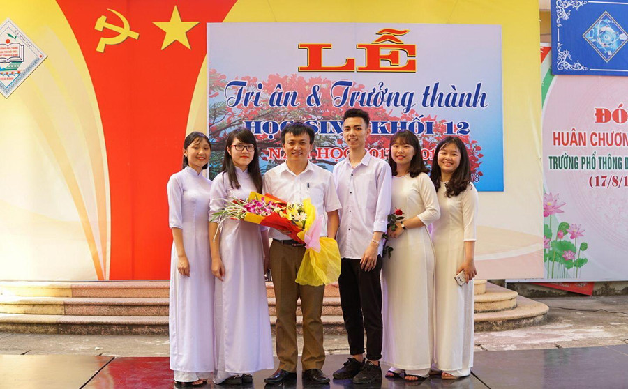 Thầy Nguyễn Mạnh Hùng và các học trò cũ của mình. Trong số đó, có nhiều em đã trưởng thành và có cuộc sống, công việc ổn định. Ảnh: NVCC. Thầy Nguyễn Mạnh Hùng và các học trò cũ của mình. Trong số đó, có nhiều em đã trưởng thành và có cuộc sống, công việc ổn định. Ảnh: NVCC.